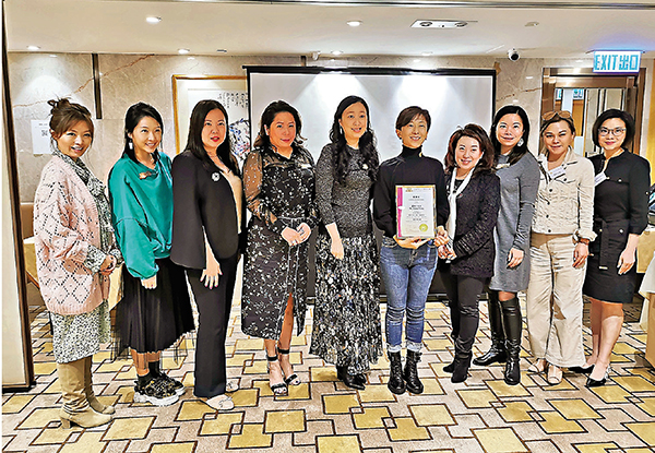 ■金紫荊女企業家協會首長向講者頒發感謝狀。