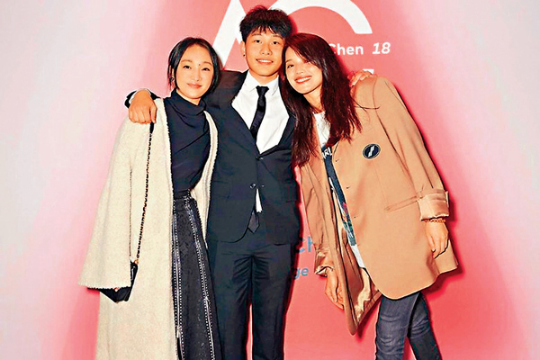 ■ 陳坤囝囝優優攬�茤P迅(左)和舒淇(右)合照。 網上圖片