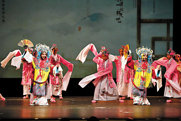 ■受媽媽的影響，這對雙胞胎（拿扇兩位）喜歡上了中國傳統京劇。