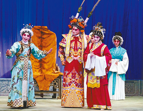 ■黎耀威飾左賢王、梁心怡飾蔡文姬、梁翠珊飾胡兒，演出親情一幕。