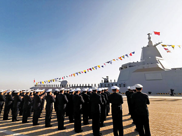 ■ 南昌艦歸建入列儀式在青島舉行。 網上圖片