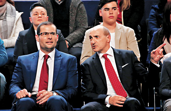 ■ 阿貝拉(左)獲選擔任黨魁，意味將自動接任總理。 路透社