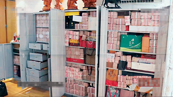 ■專案組在北京某小區發現了賴小民藏匿贓款的一處房屋，裡面有多個保險櫃，存放現金達兩個多億元。 網上圖片