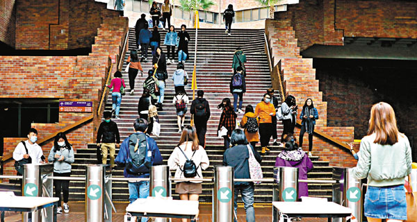 ■理大昨日復課，保安明顯加強，出入口增設入閘機。 香港文匯報記者  攝