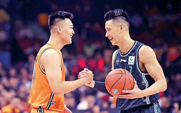 ■ 北方隊的林書豪（右）與南方隊球員趙睿場上是對手，場下是朋友。 新華社