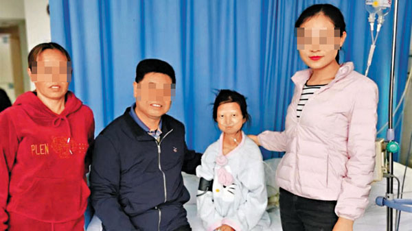 ■貴州貧困女大學生吳花燕（左三）13日病逝，年僅24歲，引起網友對一些慈善亂象憤怒譴責。 網上圖片