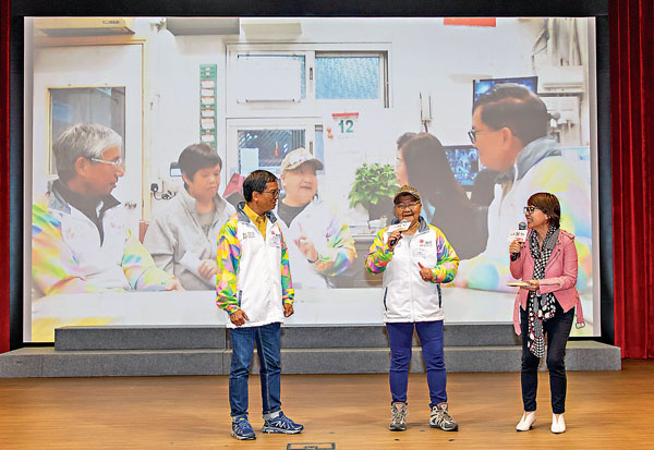 ■陳瑞芹（中）與另一位十大傑出大使葉鵬威合作，在U3A中心主動舉辦講座，向四十多位長者介紹家居智惜用電小貼士。 作者供圖