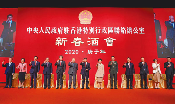 ■ 台上主禮嘉賓舉杯帶領祝酒。 香港文匯報記者 攝