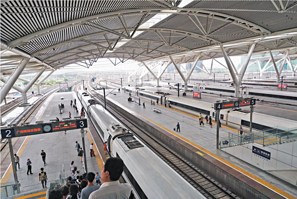 ■廣州將以實現高鐵直接進入市中心為目標，在廣州南站與廣州站之間修出一條連接線。圖為南站的高鐵停靠站。 資料圖片
