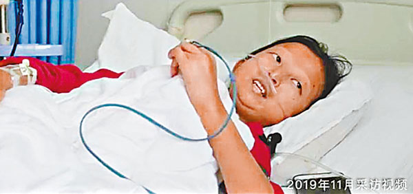 ■去年11月吳花燕在病床上接受媒體採訪時說，想和弟弟一起過個好年。網上圖片