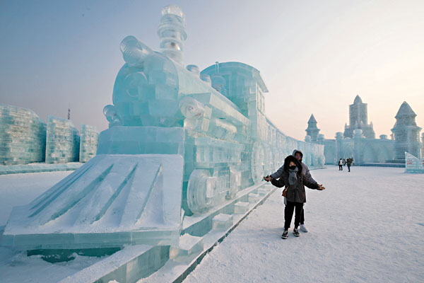 ■遊客在哈爾濱冰雪大世界欣賞冰雕美景。