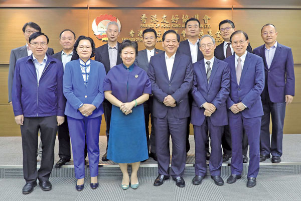 ■吳良好（前排右三）參加香港友好協進會社會事務委員會第一次會議