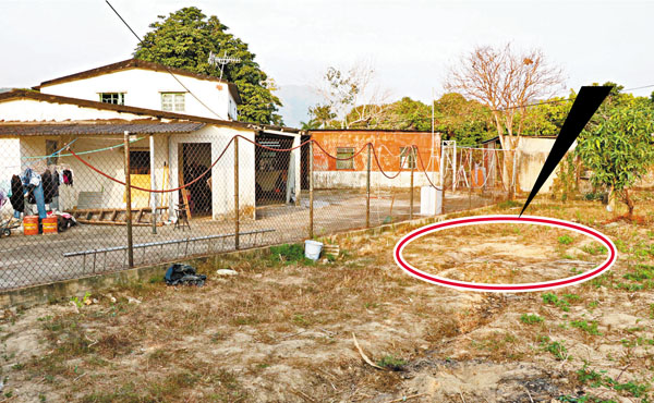 ■ 疑犯住所對開農地掘出烈性炸藥（小圖示）。 香港文匯報記者  攝