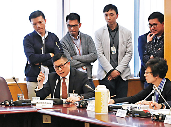 鄧炳強在中西區區議會會議上發言。 香港文匯報記者  攝