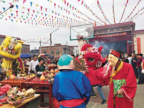 ■「年例」是粵西民眾在春節過後的一項盛大的傳統民俗文化活動。圖為廣東湛江吳川市上金雞村年例擺宗現場醒獅表演。 資料圖片