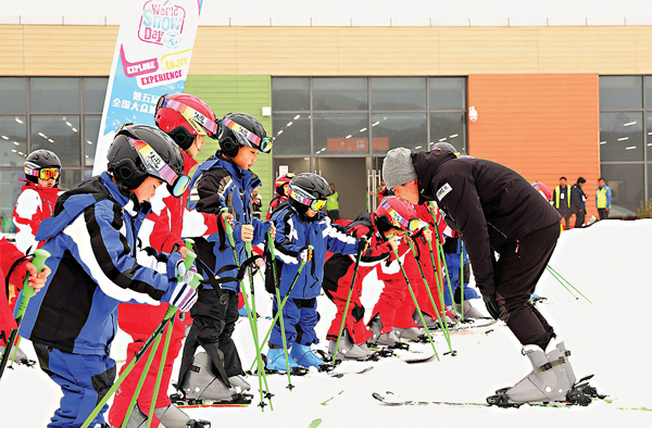 ■ 小孩在雪場裡上滑雪課。 受訪者供圖