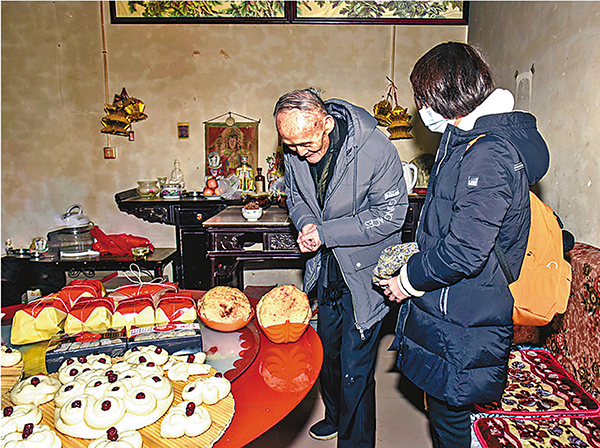 ■高秉涵與外孫女回到山東菏澤過年，品嚐老家美食。 特約通訊員劉培強、田冉 攝
