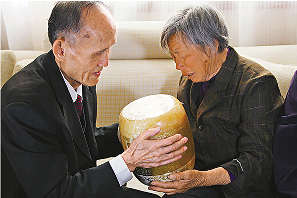 ■高秉涵多年來義助老兵老鄉，把他們的骨灰抱回大陸。資料圖片