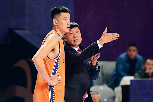 ■李秋平（右）在比賽中指揮作戰。資料圖片