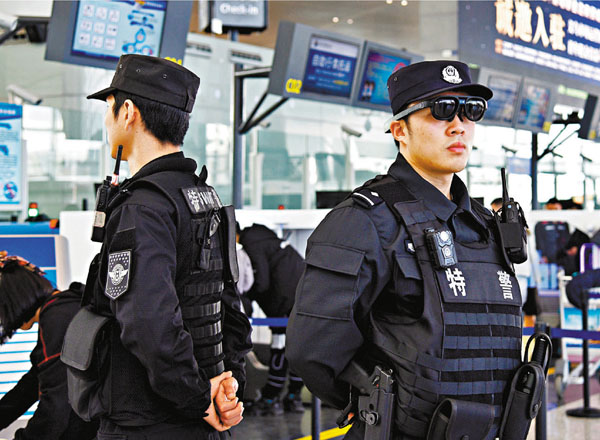 ■溫州龍灣機場使用「5G+AR」警務眼鏡。