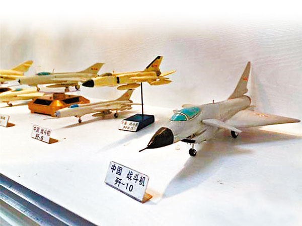 ■ 楊騰祥純手工製作的中國飛機模型。 網上圖片