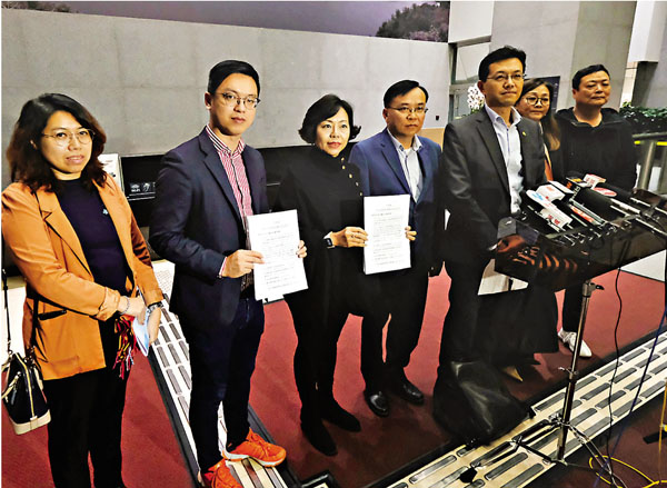 ■一班工聯會成員昨日約見陳茂波表達勞工基層訴求。 香港文匯報記者 攝