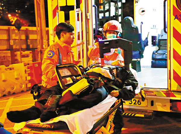 ■肇事海關人員被送上救護車。