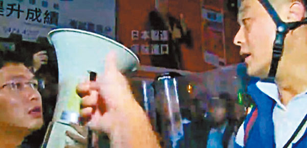 ■區諾軒涉以大聲公襲警。
