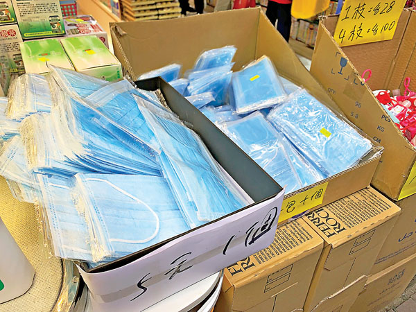 ■有藥房出售散裝口罩。