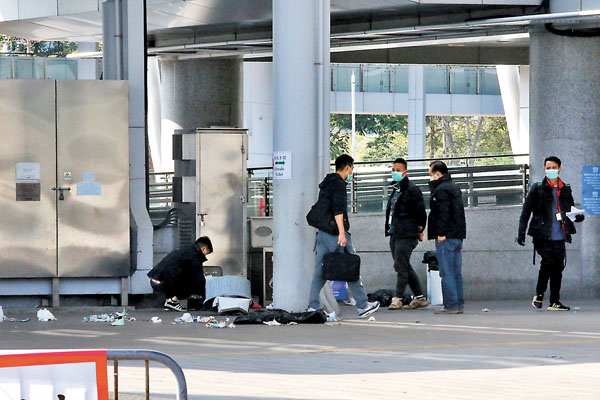 探員於深圳灣口岸發生爆炸案的現場調查及蒐證。 香港文匯報記者  攝