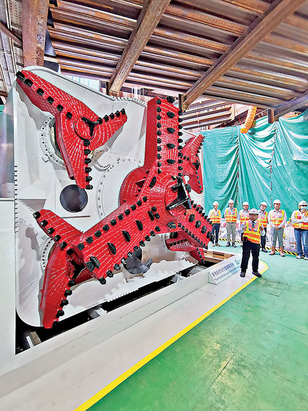 ■矩形鑽挖機配備一個主刀盤及四個輔助刀盤。 香港文匯報記者  攝