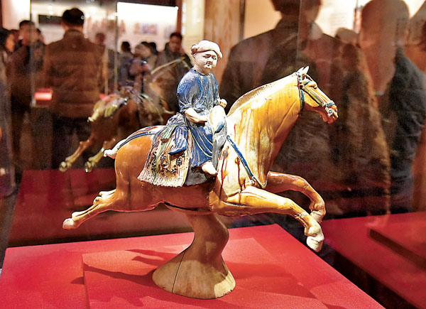 ■三彩胡人騰空馬。