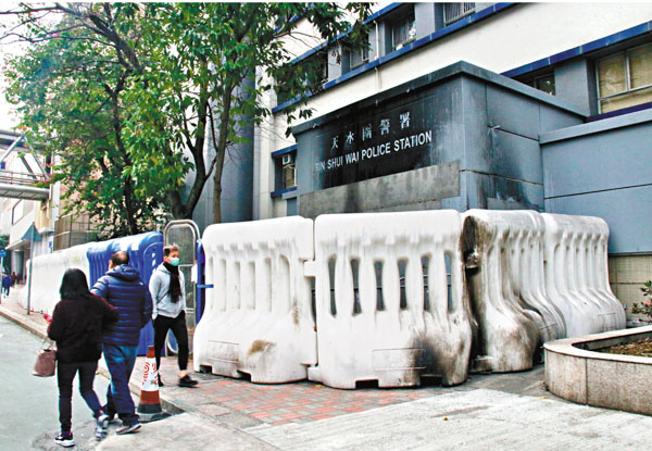 ■天水圍分區警署昨凌晨再遭黑衣魔投擲汽油彈。