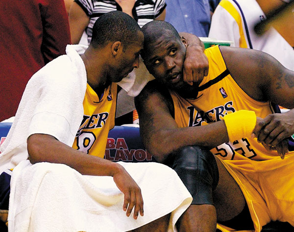 ■由好拍檔到決裂再冰釋前嫌，奧尼爾(右)對高比的離世感到痛心萬分。 美聯社