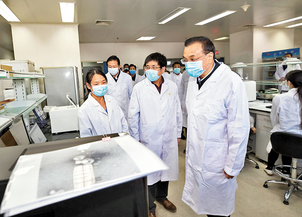 ■ 李克強昨日赴中國疾控中心考察疫情防控科研攻關情況。 新華社