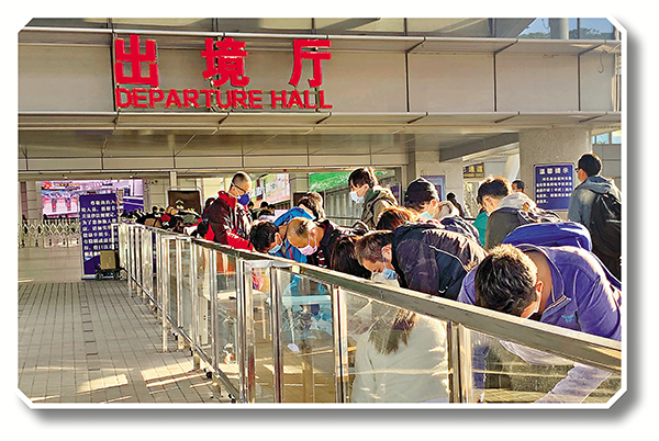 港府昨日再推出控疫新措施，包括羅湖及深圳灣口岸實施健康申報制度。圖為經由深圳灣口岸回港市民填寫《健康申明卡》。 中新社