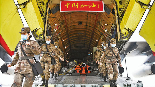 ■軍隊醫療隊隊員昨日乘搭運輸機飛抵武漢。 新華社