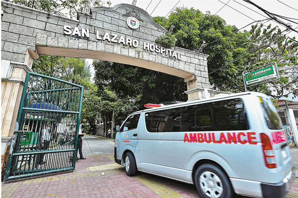■ 菲律賓昨日出現首宗新冠狀病毒死亡個案，當局隨即宣佈禁止來自內地及港澳的旅客入境。圖為一輛救護車駛入馬尼拉一間醫院。