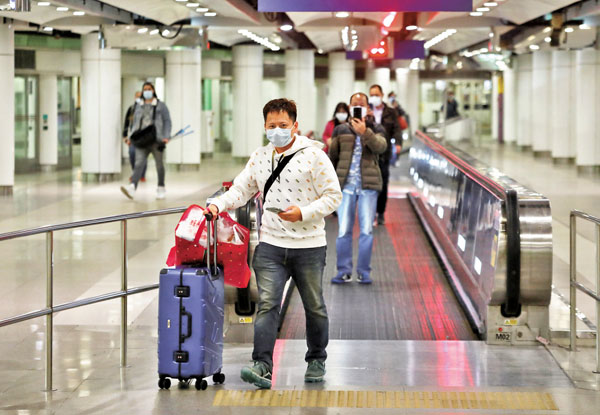 ■羅湖封關前，旅客趕過關並拍照留念。 香港文匯報記者 攝