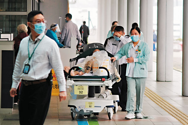 ■逾百名私家醫生響應號召，支援公立醫院紓緩人手共同抗疫。圖為在瑪嘉烈醫院傳染病中心外，前線醫護人員繼續緊守崗位工作。 香港文匯報記者  攝