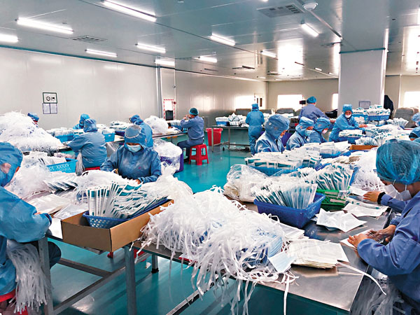 ■深圳的28家防疫醫療用品生產企業正加速復工。圖為已恢復生產的深圳穩健醫療口罩生產線。 香港文匯報深圳傳真