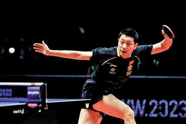 ■ 許昕以4：0戰勝隊友馬龍，奪得德國賽男單冠軍。 新華社