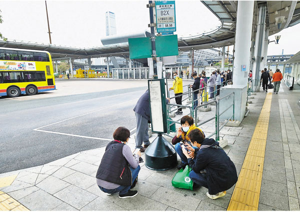 ■昨日經深圳灣口岸出入境人流不多，巴士站未見排隊人龍。 香港文匯報記者  攝