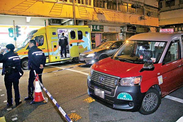 ■遇劫的士事後停泊路邊由警員看守。