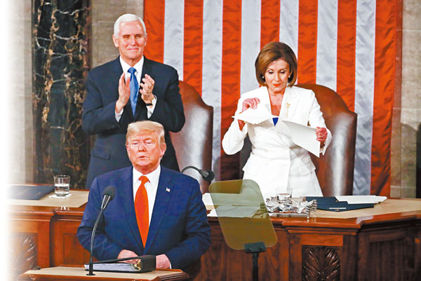 ■ 佩洛西在特朗普背後撕掉國情咨文文本。 彭博社