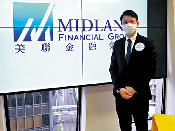 ■ 美聯金融集團梁柏基提醒打工仔,萬一於出差時感染及在本港感染新型肺炎的保險方面的須知。記者岑健樂 攝