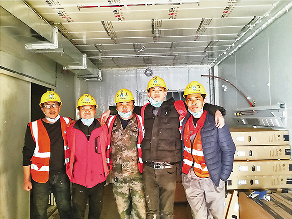 ■ 五名山東工人（左起）田志陽、劉剛、孫志遠、臧濤、林大才遠赴武漢援建火神山醫院。 受訪者供圖