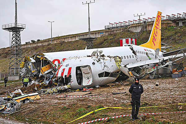 ■ 客機滑出跑道後斷開3截。 法新社