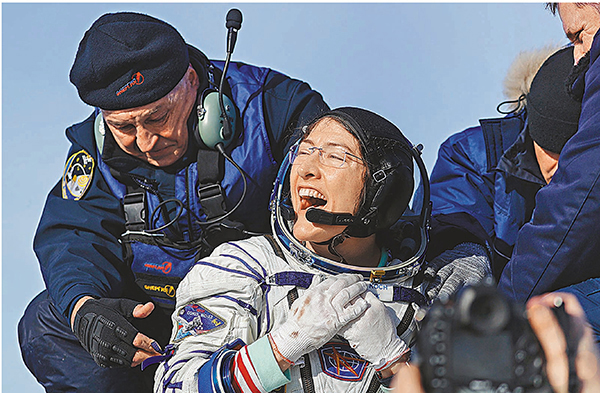 ■ 科克離開太空艙後笑容滿面。  美聯社