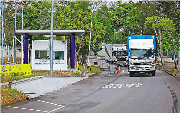 ■運送貨物的大貨車接連通過香港文錦渡管制站，從深圳進入香港。 中新社